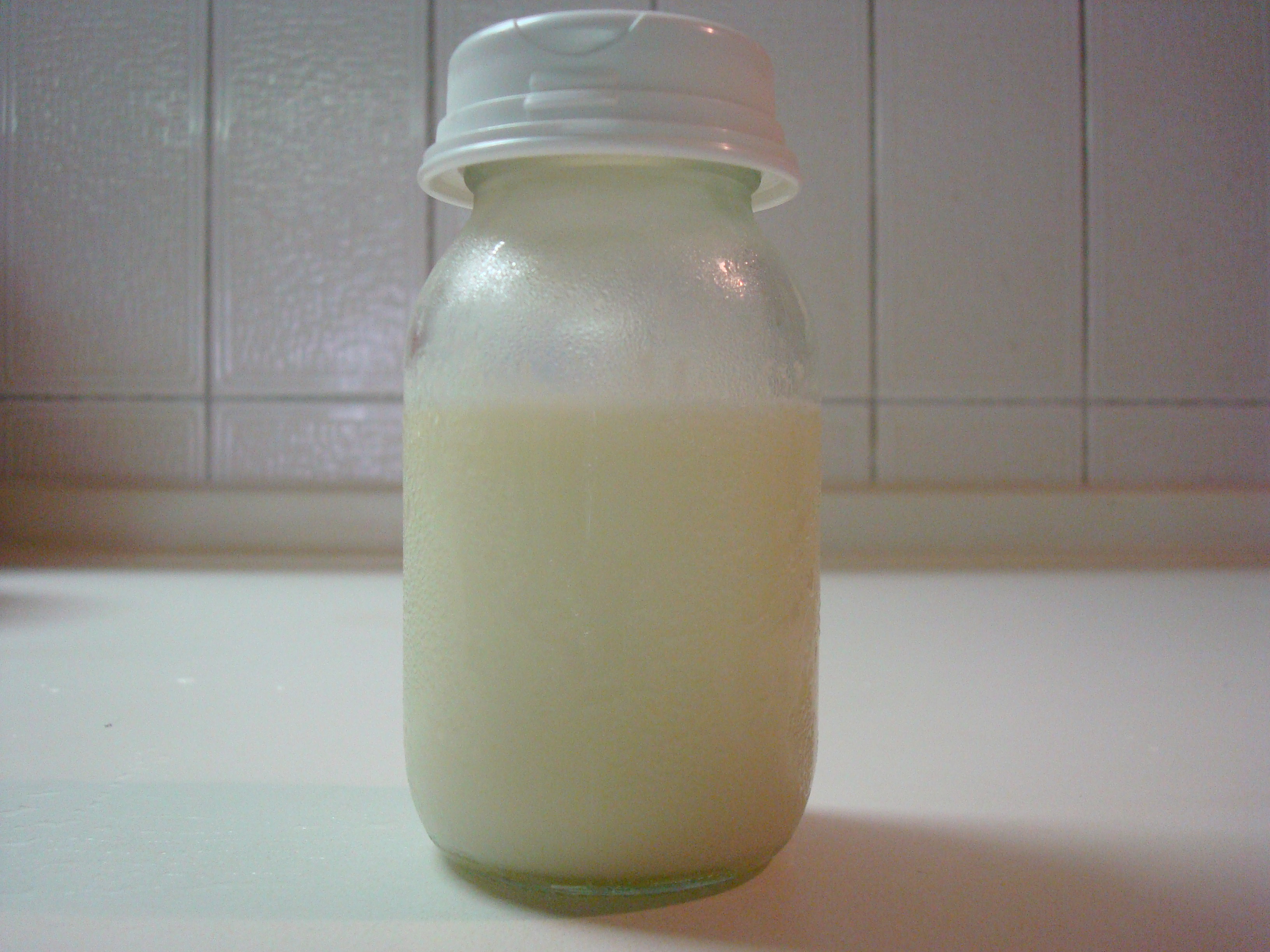 Почему выделяется молозиво. Грудное молоко. Женское молоко. Женское грудное молоко. Сцеженное молоко.